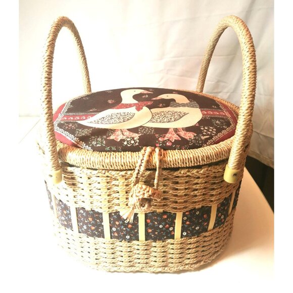 VINTAGE 1980s Country Geese Woven Sewing Basket Taiwan Nostalgia Silk Lining - Picture 1 of 6